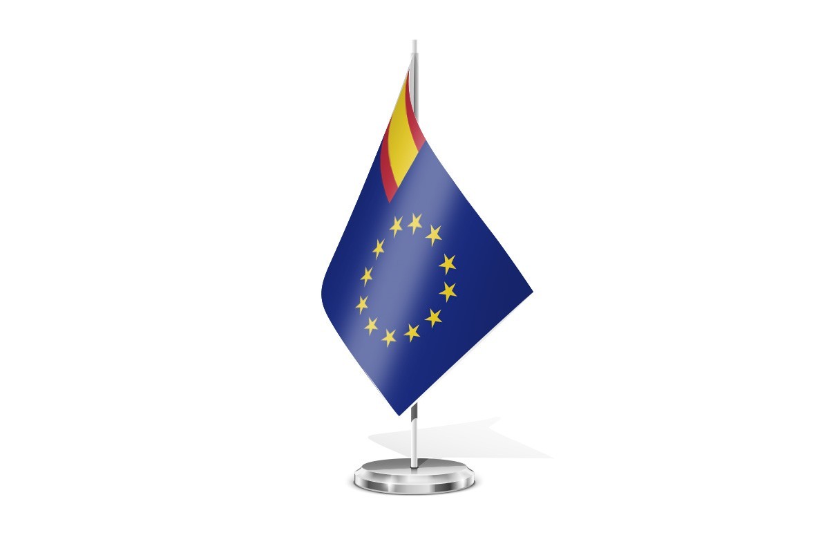 Bandera de mesa de Europa con España en la esquina
