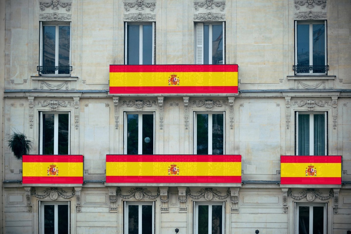 Bandera de España con escudo para balcón 25-75 cm Bandera de España con escudo para balcón 25-75 cm