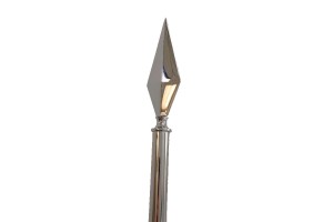 Mástil de metal cromado con punta de lanza y base para despacho