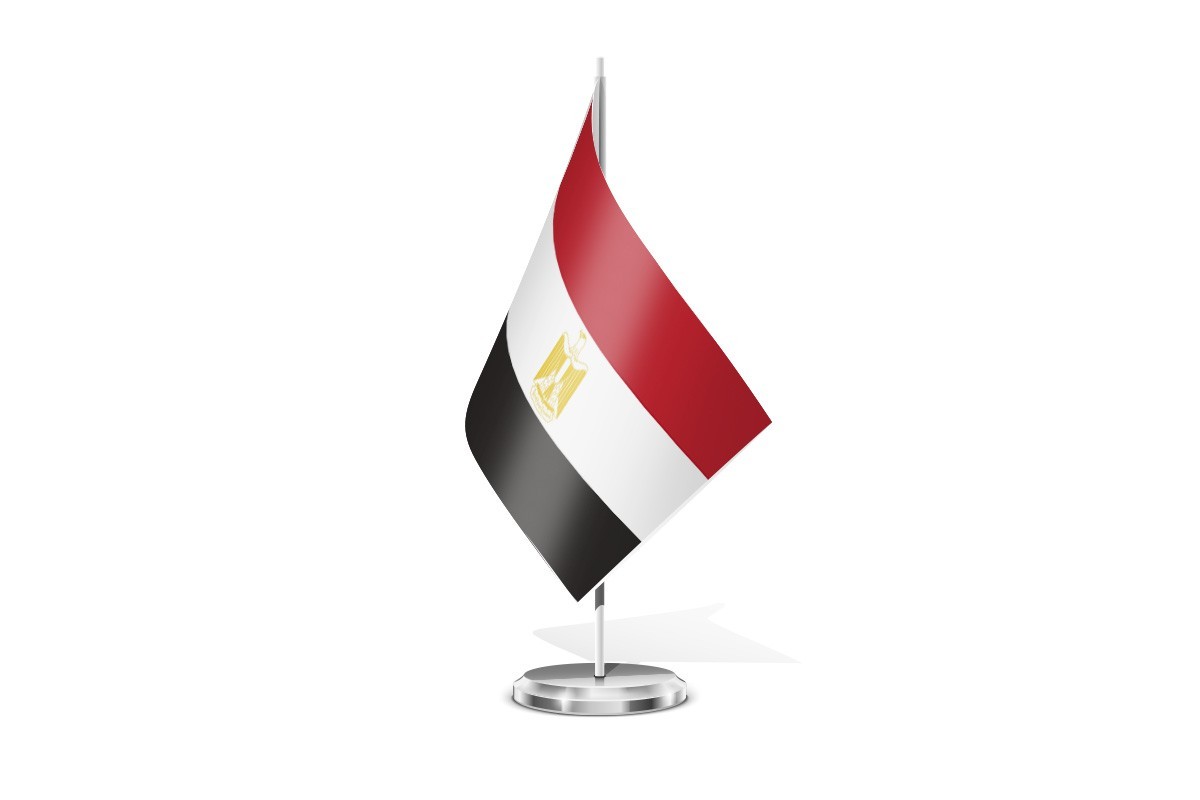 Bandera de mesa de Egipto con escudo