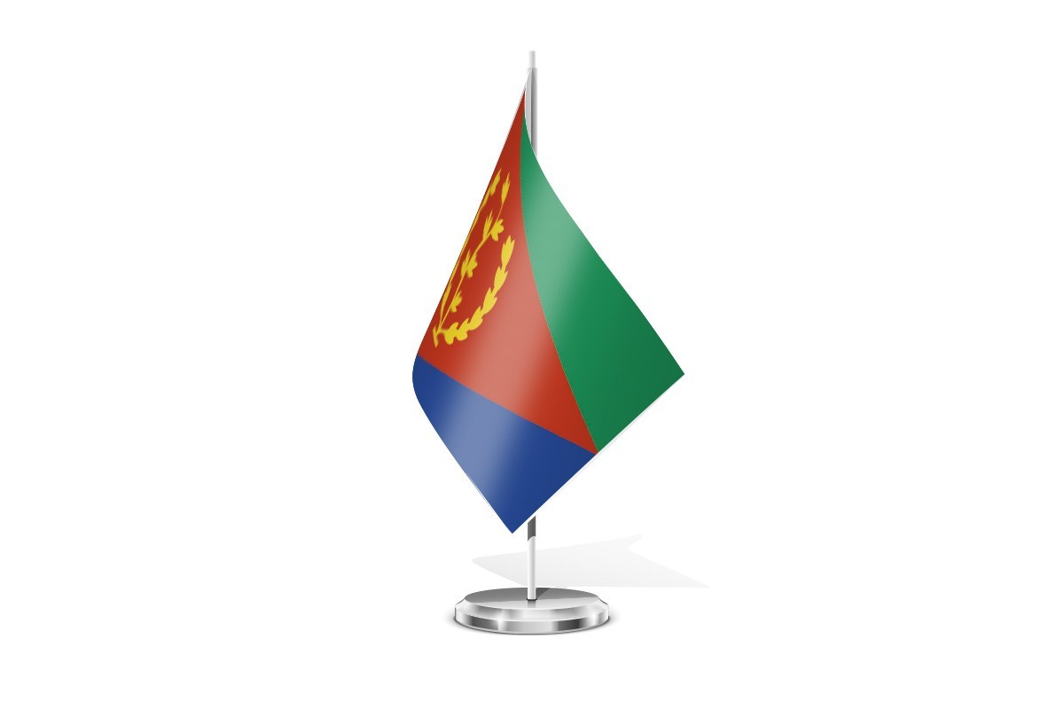 Bandera de mesa de Eritrea con escudo