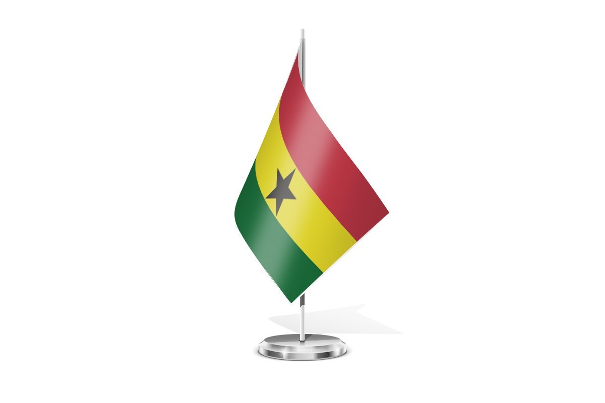 Bandera de mesa de Ghana con escudo