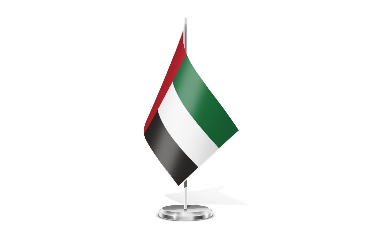 Bandera de mesa de Emiratos Arabes Unidos con escudo