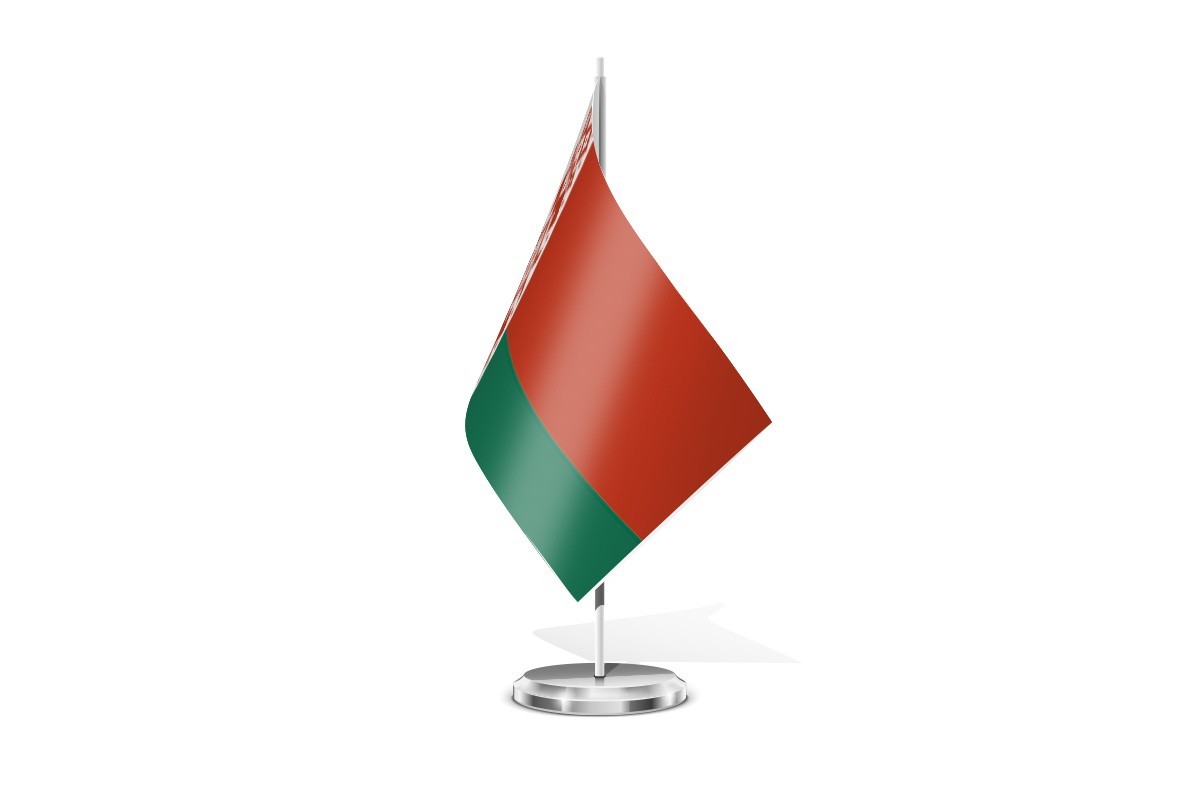 Bandera de mesa de Bielorrusia con escudo