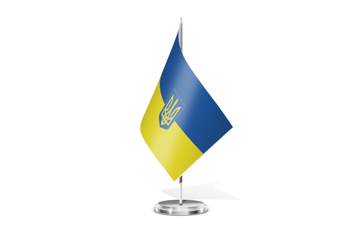 Bandera de mesa de Ucrania con escudo